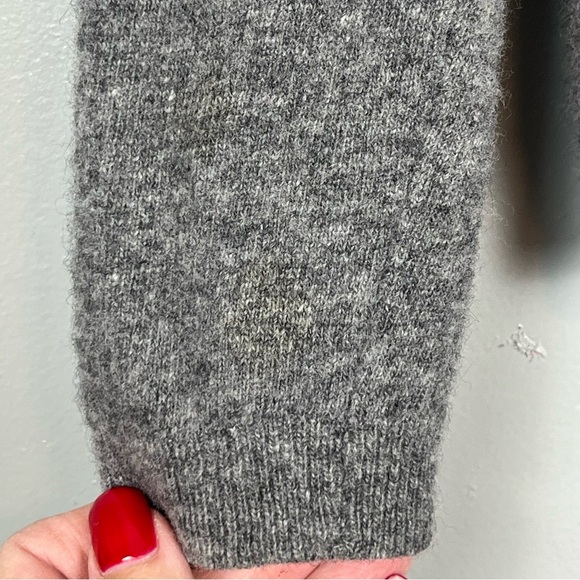 United Colors of Benetton gray 100% wool v-neck button front cardigan, small. - Picture 7 of 8